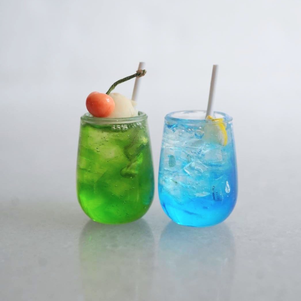 緑と青のミニチュアソーダ