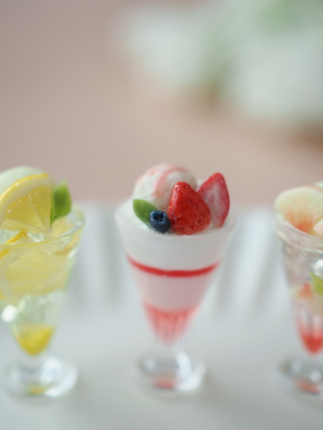 いちごやフルーツを飾ったミニチュアパフェ