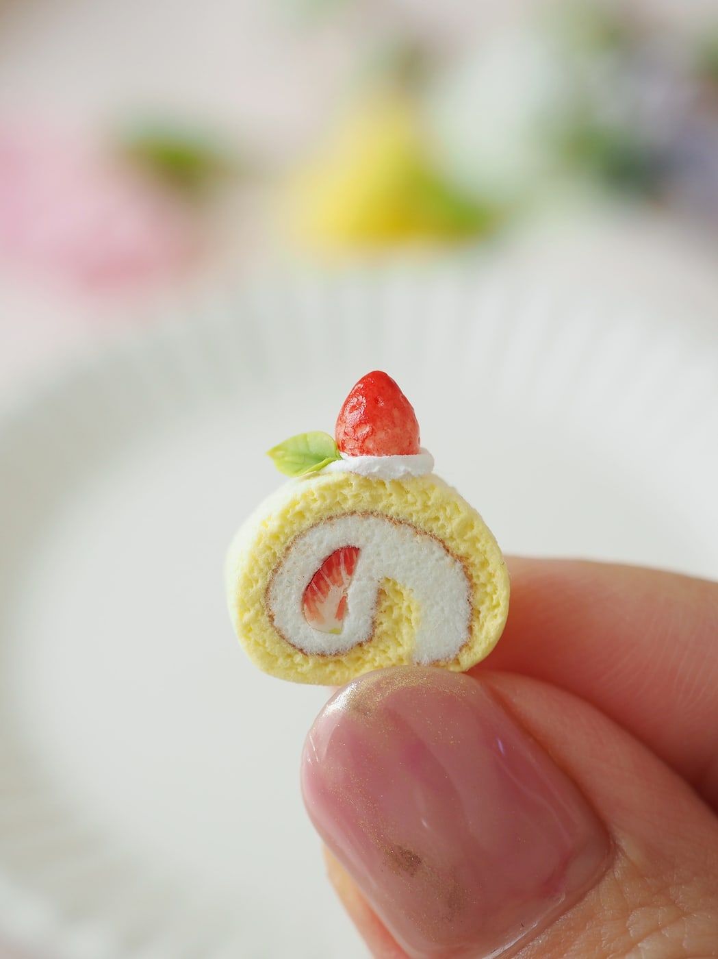 いちごを飾ったミニチュアロールケーキ